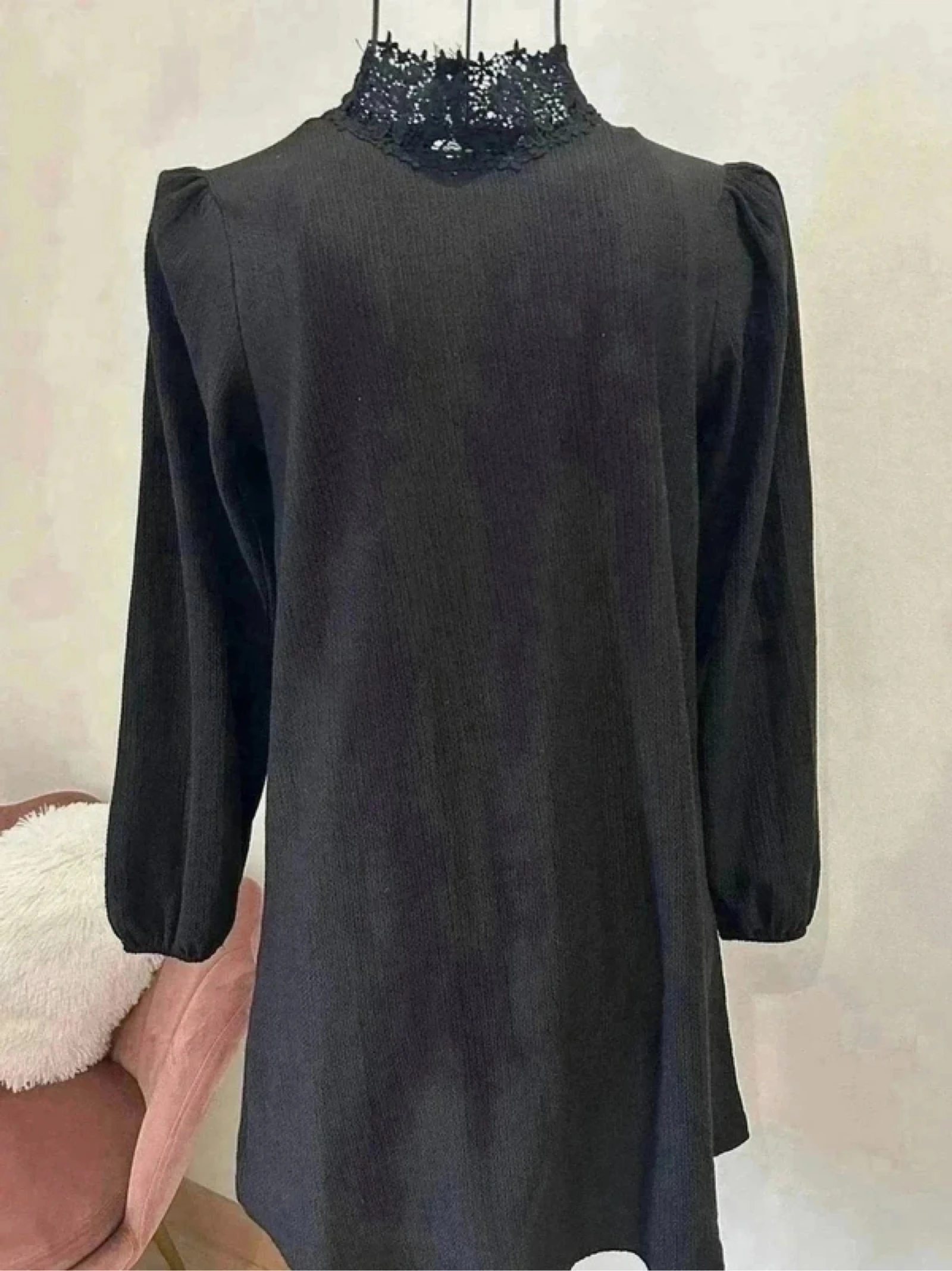 🌸 Robe noire structurée avec épaulettes – Zara 🌸